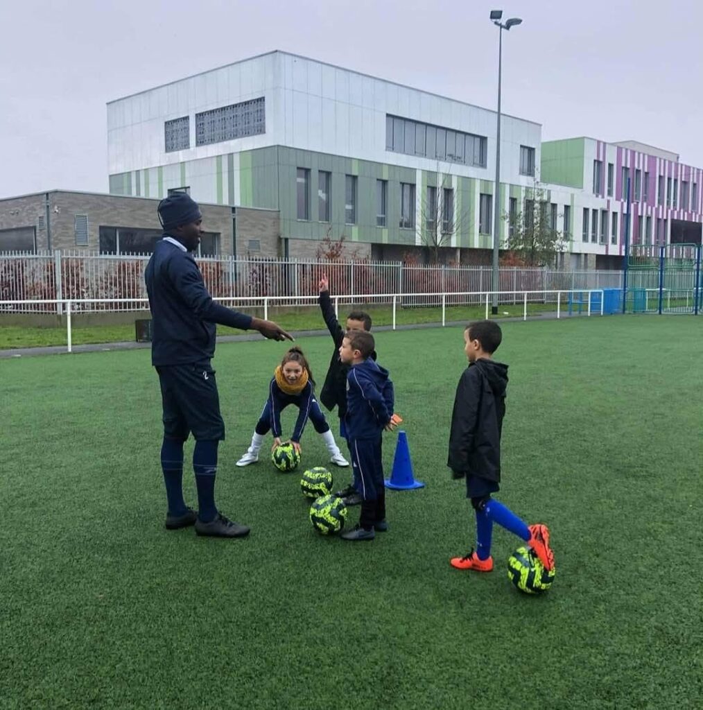 Jean-Jaures donnant les consignes a des enfants de l'académie de foot