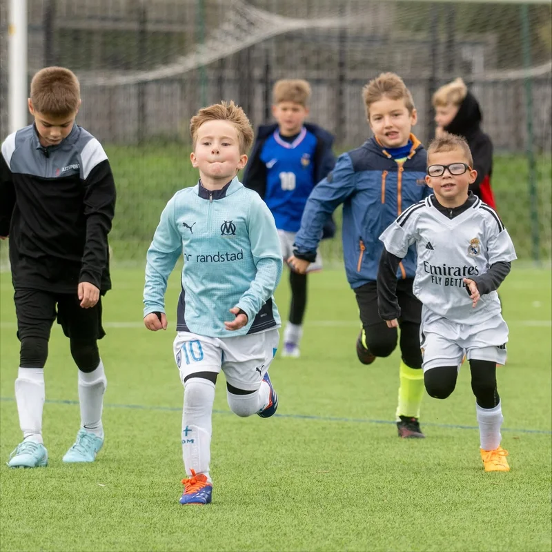 Enfants en pleine course à l'entraînement d'athlétisme AJ2Sport