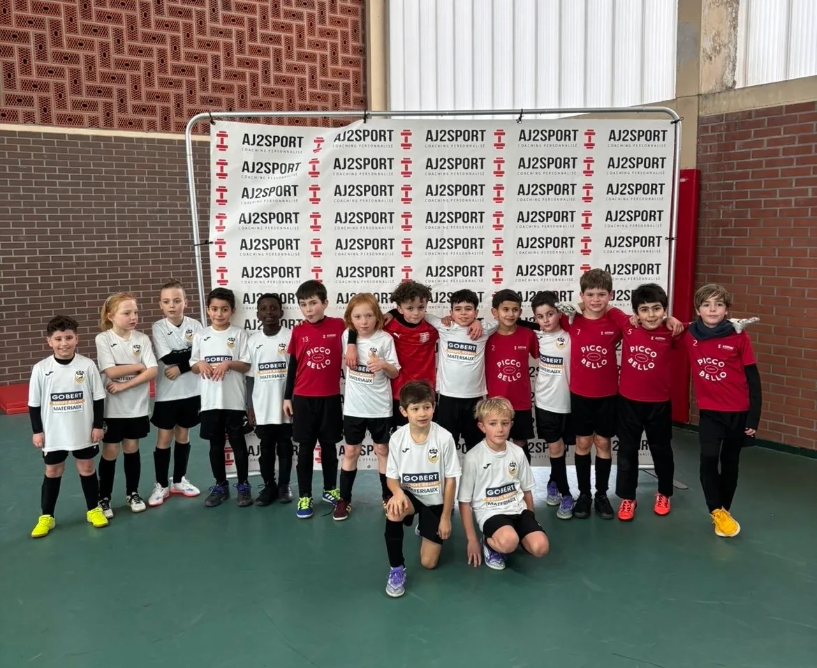 Groupe d'enfants en maillots AJ2Sport sur le terrain de futsal