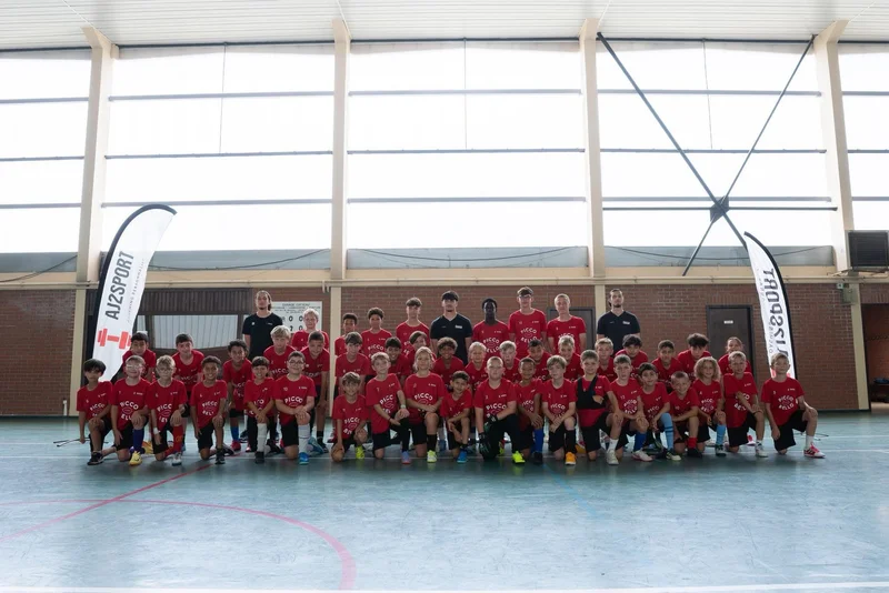 Enfants jouant au futsal en salle chez AJ2Sport