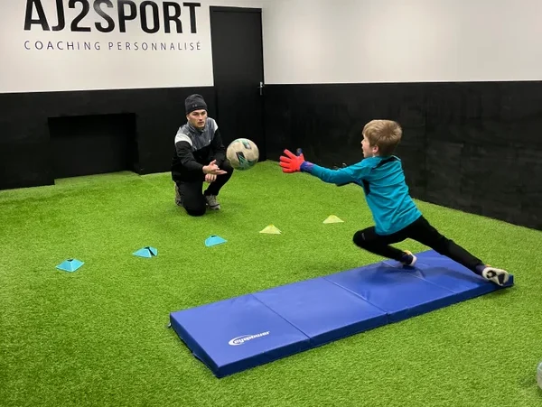 Coach et enfant en séance de coaching spécifique au poste chez AJ2Sport