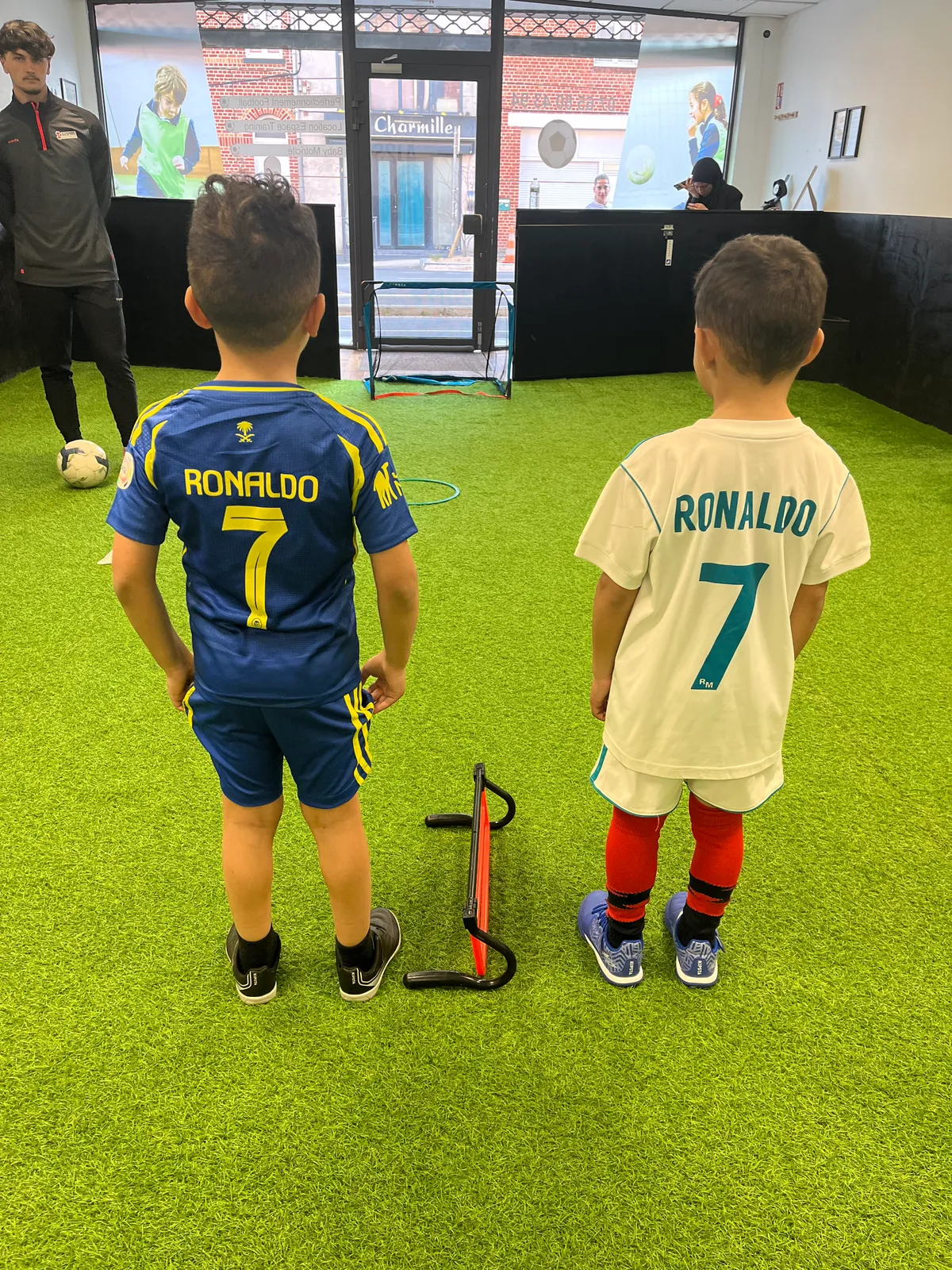 Deux jeunes enfants en maillot sur le terrain indoor AJ2Sport