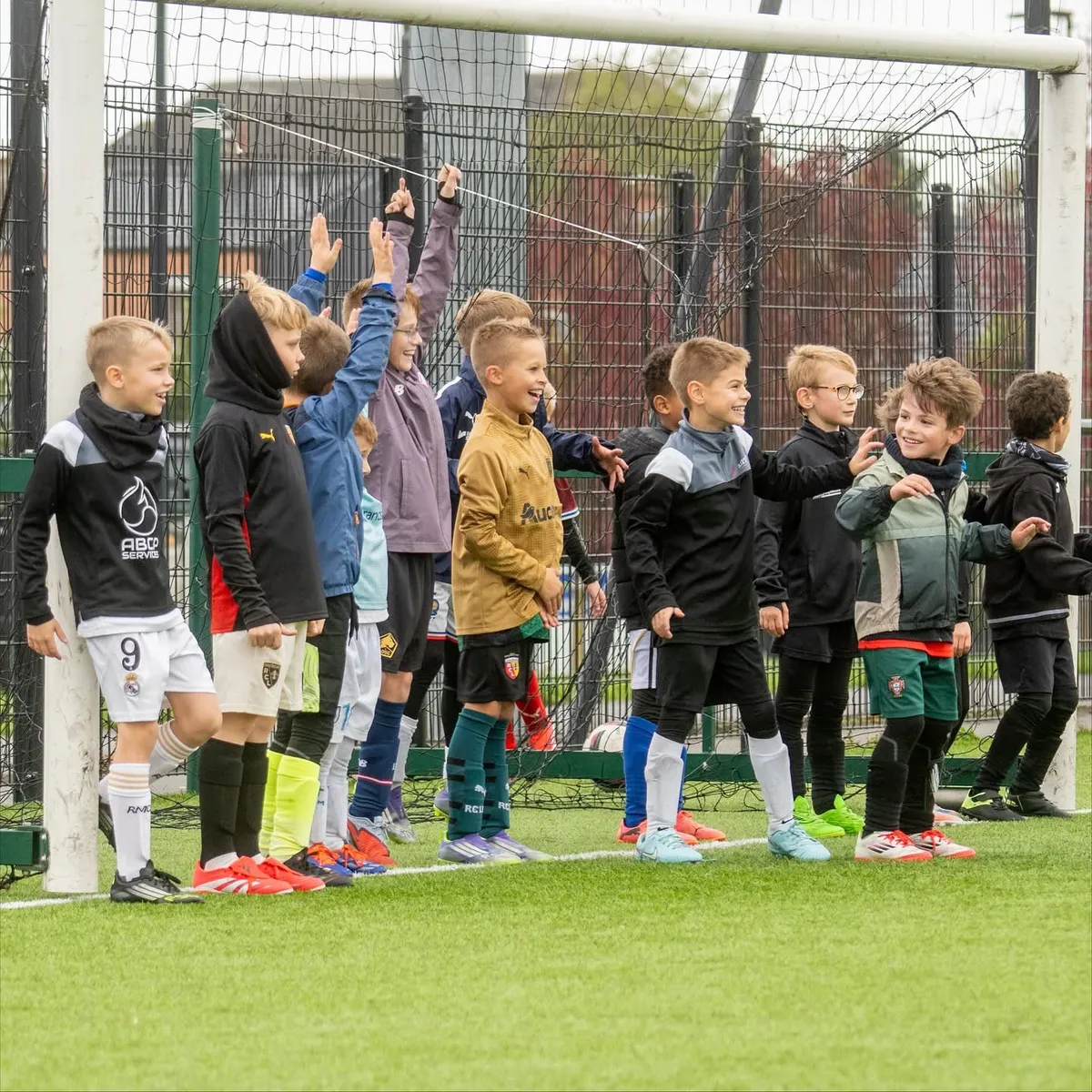 Jeunes joueurs AJ2Sport alignés devant les buts lors d'un entraînement